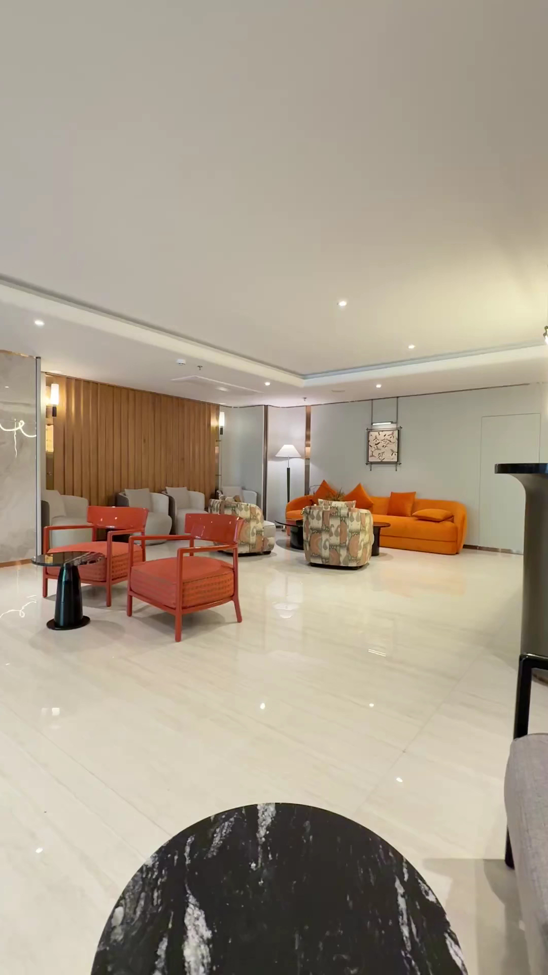 Mặt tiền Millennium Boutique Hotel nhìn từ phố Thái Văn Lung vào buổi tối.